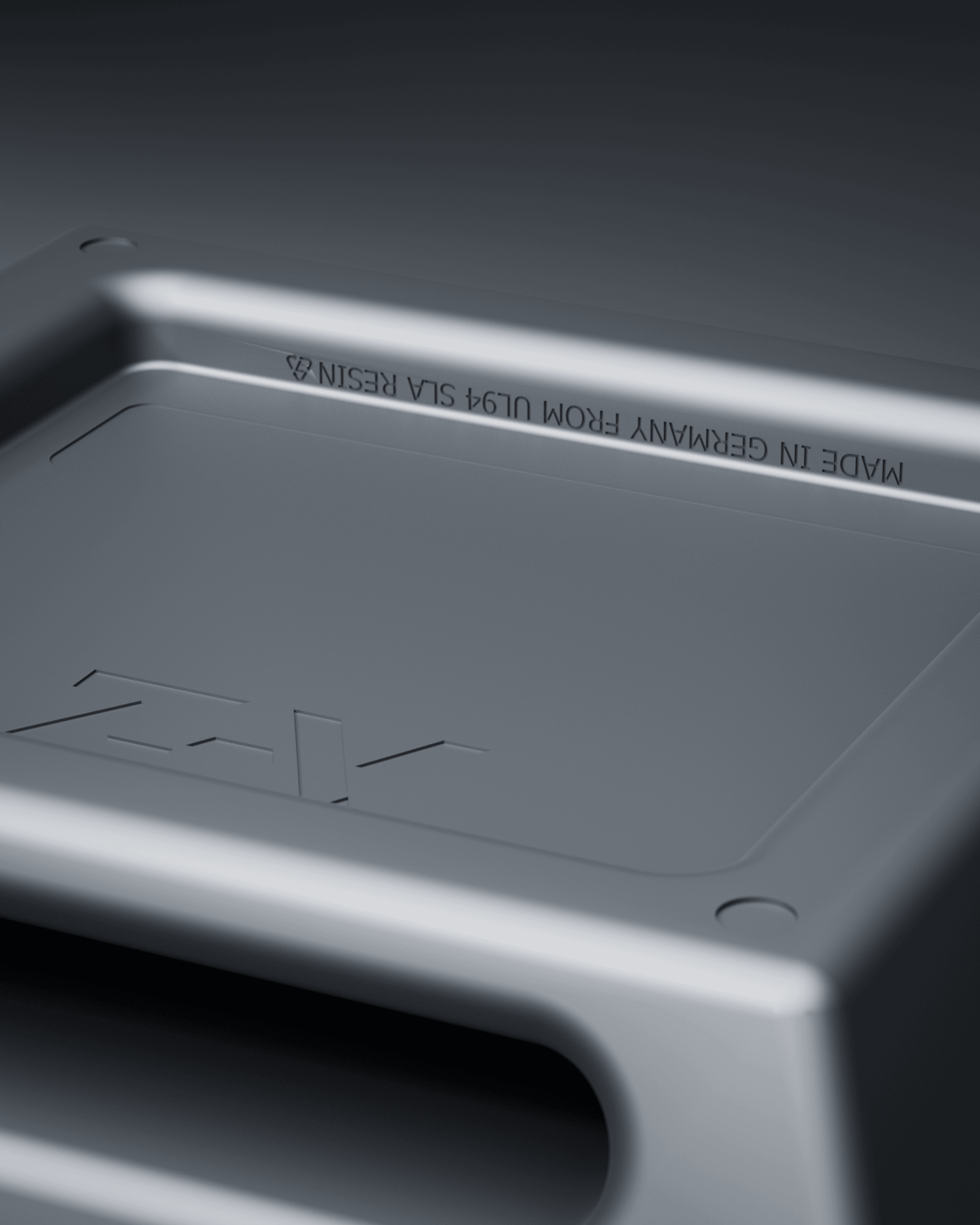 Brane mit Kühlgitter in dunkler Studio-Umgebung